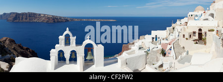 Panoramablick auf einem traditionellen Glockenturm und die Caldera von Santorin aus dem Dorf Oia Stockfoto