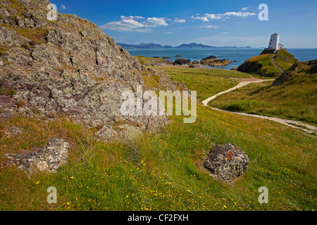 Ansicht des Twr Mawr Licht auf Llanddwyn Island am südlichen Eingang der Menai Strait mit Lleyn Halbinsel Küste in der ba Stockfoto