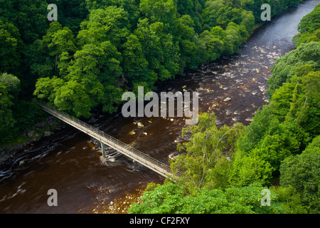 Lambley Fußgängerbrücke Kreuzung, die den Fluss South Tyne wie es durch den Wald, fließt angesehen aus dem Lambley Eisenbahnviadukt. Stockfoto