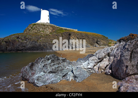 TWR Mawr Licht am südlichen Eingang der Menaistraße innerhalb von Llanddwyn Island National Nature Reserve. Stockfoto