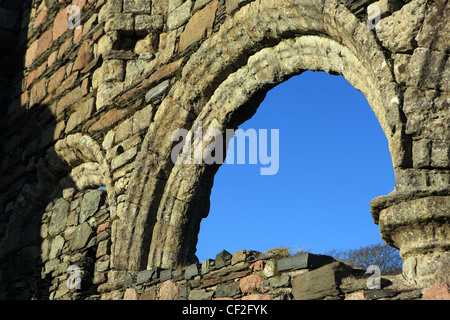 Torbogen mit blauem Himmel in Iona Kloster auf der Insel Iona in den Inneren Hebriden in Schottland Stockfoto