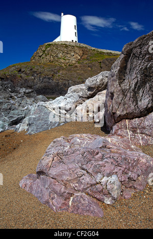 TWR Mawr Licht am südlichen Eingang der Menaistraße innerhalb von Llanddwyn Island National Nature Reserve. Stockfoto