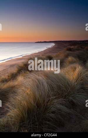 Blyth Strand und Dünen bei Sonnenaufgang, Blick nach Süden in Richtung Seaton Schleuse. Stockfoto