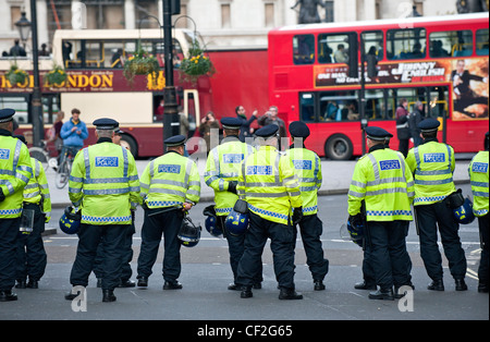 Ein Kordon von Metropolitan Police Officers diensthabenden im Zentrum von London. Stockfoto