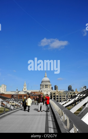 Menschen der Millennium-Brücke über die Themse, die St. Pauls am Nordufer Bankside am Südufer herstellen. Stockfoto