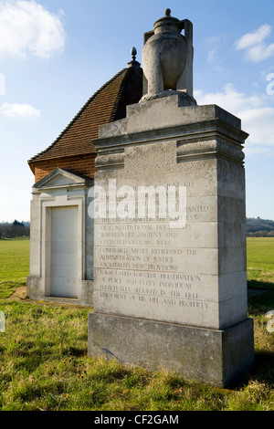 Stein Pier mit einer Geschichte von Runnymede eingeschrieben, neben einem Kiosk Lutyens Fairhaven Memorial Denkmal. Runnymede, UK. Stockfoto