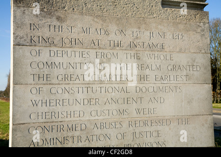 Stein Pier mit einer Geschichte von Runnymede eingeschrieben, neben einem Kiosk Lutyens Fairhaven Memorial Denkmal. Runnymede, UK. Stockfoto