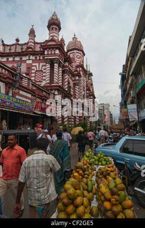 die Jemma Null Arafat-Moschee in den belebten Straßen der Pettah Basar in Colombo, Sri Lanka Stockfoto