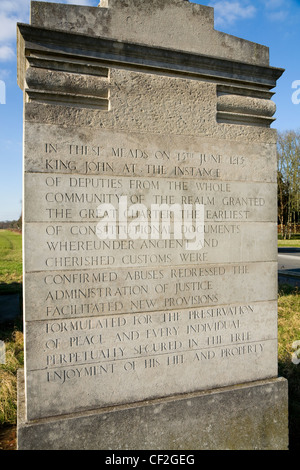 Stein Pier mit einer Geschichte von Runnymede eingeschrieben, neben einem Kiosk Lutyens Fairhaven Memorial Denkmal. Runnymede, UK. Stockfoto