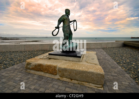 Eine Bronzestatue eines typischen Newlyn Fischers zum Gedenken an die Toten und vermissten Fischer aus Häfen in Cornwall und das Isl Stockfoto