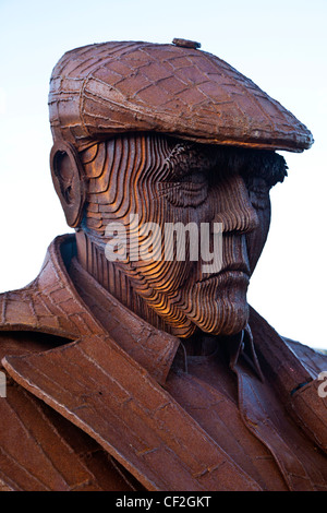 Freddie Gilroy und Bergen-Belsen Nachzügler durch Ray Lonsdale. Skulptur auf dem Royal Albert Laufwerk, Scarborough Stockfoto