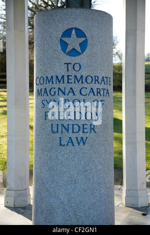 Säule ", um Magna Carta, Symbol der Freiheit unter Gesetz zu gedenken" auf American Bar-Magna Carta-Denkmal in Runnymede eingraviert. VEREINIGTES KÖNIGREICH. Stockfoto