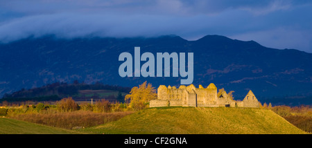 Dramatisches Licht badet die Ruthven Kaserne in den Cairngorms National Park, mit den Monadhliath Bergen mit Blick auf die Ruinen Stockfoto