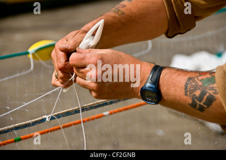 Ein Fischer Instandsetzung eines Net. Stockfoto