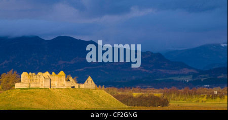 Dramatisches Licht badet die Ruthven Kaserne in den Cairngorms National Park, mit den Monadhliath Bergen mit Blick auf die Ruinen Stockfoto