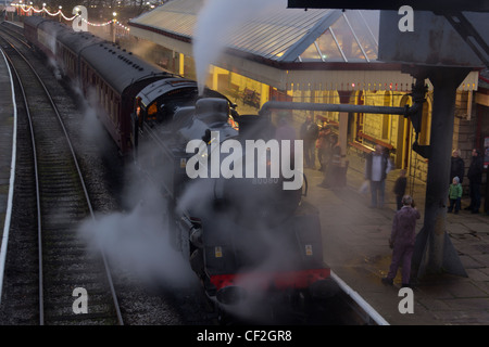 Standard Klasse 4 tank Motor 80080 steht an ramsbottom Station in der Dämmerung auf der East Lancashire Eisenbahn. Stockfoto