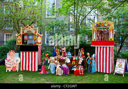 Punch and Judy Stände und Puppen auf dem Gelände des St. Pauls Church am jährlichen Punch and Judy-Festival in Covent Garden. Stockfoto