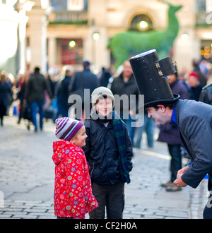 A Street Performer unterhalten Kinder in Covent Garden. Stockfoto