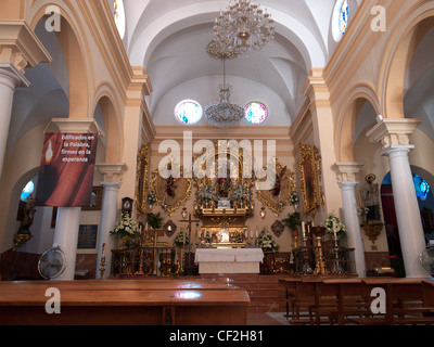 Altar in der Kirche (Iglesia Nuestra Senora del Rosario), Fuengirola, Andalusien, Südspanien, Westeuropa. Stockfoto