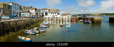 Panoramablick auf kleinen Booten in King Charles Quay in Falmouth. Stockfoto