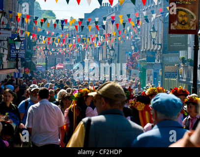 Über die High Street Bunting hängt voller Besucher zum jährlichen fegt Festival in Rochester. Stockfoto