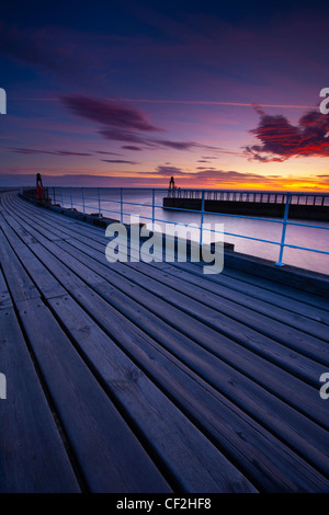 Der Eingang Pfeiler des Whitby Hafen bei Sonnenaufgang. Stockfoto