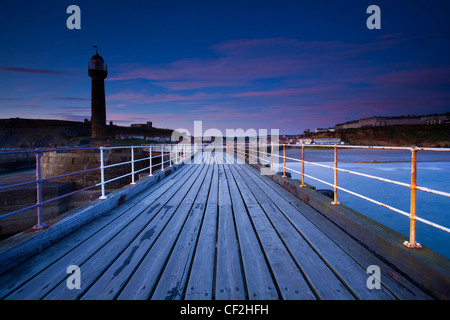 Suche den Eingang Piers von Whitby Hafen im Morgengrauen. Stockfoto