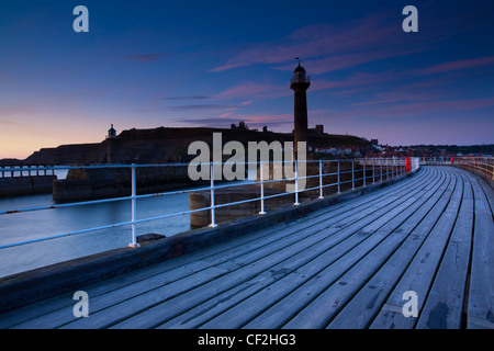 Suche den Eingang Piers von Whitby Hafen im Morgengrauen. Stockfoto