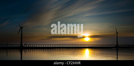 Sunrise Silhouetten der Windkraftanlagen des Offshore-Windparks Blyth. Stockfoto