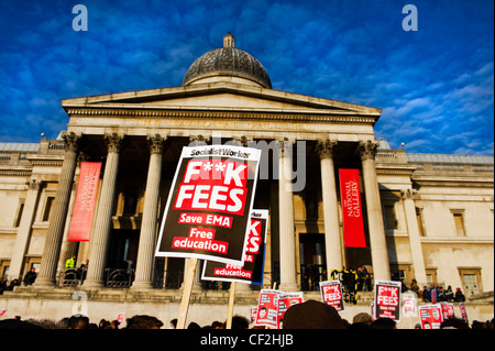 Schüler vor der National Gallery in Trafalgar Square demonstrieren gegen Kürzungen der Regierung Bildung. Stockfoto