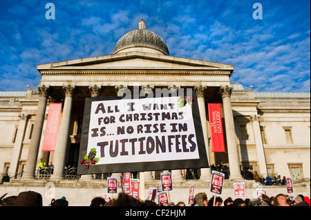 Schüler vor der National Gallery in Trafalgar Square demonstrieren gegen Kürzungen der Regierung Bildung. Stockfoto