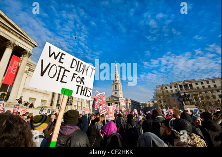 Schüler vor der National Gallery in Trafalgar Square demonstrieren gegen Kürzungen der Regierung Bildung. Stockfoto