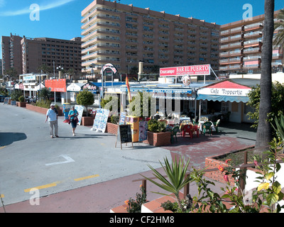 Reihe von Straßencafés mit Wohnblocks und Hotels nach hinten, Fuengirola, Provinz Malaga, Costa Del Sol, Andalusien, Spanien Stockfoto