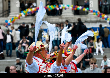 Thaxted Morris Männer tanzen in der Westminster-Tag des Tanzes am Trafalgar Square. Stockfoto