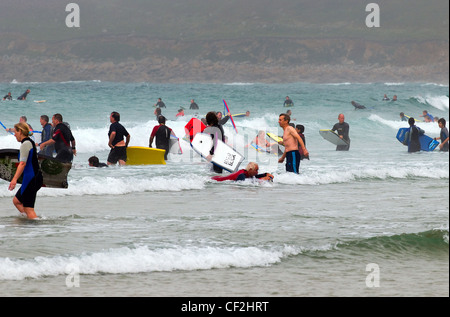 Menschen das Surfen im Meer Sennen Cove. Stockfoto