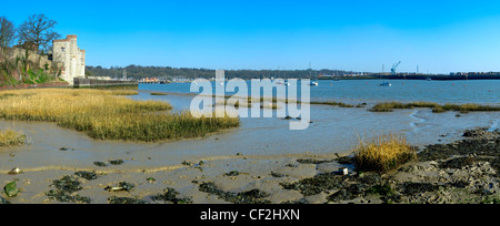 Einen Panoramablick über Upnor Castle, ein elisabethanisches Artilleriefestung an den Ufern des Flusses Medway. Stockfoto