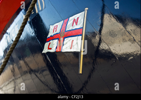 Die RNLI-Flagge gemalt auf dem Rumpf ein Rettungsboot in den historischen Dockyard Chatham. Stockfoto