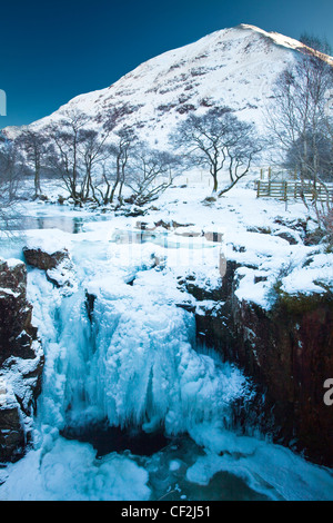 Die gefrorenen Lower Falls befindet sich in Glen Nevis im Schatten des Ben Nevis. Stockfoto
