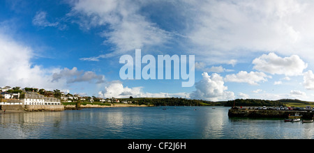 Ein Panoramablick über St Mawes, einer kleinen Stadt auf der Halbinsel Roseland mit einem großen natürlichen Hafen, behauptet, um die dritte große Stockfoto