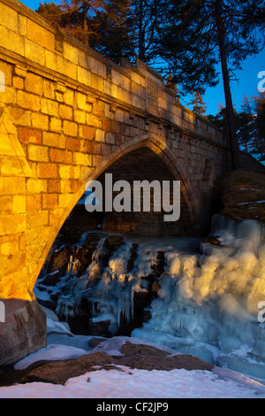 Die Brücke über den Linn Dee in der Nähe von Braemar, wurde von der fünften Earl of Fife erbaut und im September 1857 von Königin Victoria eröffnet Stockfoto