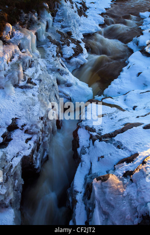 Schnee und Eis bedeckt Linn Dee, eine Strecke des Flusses Dee, der durch eine dramatische natürlichen Schlucht in der Nähe von Braemar fließt. Stockfoto