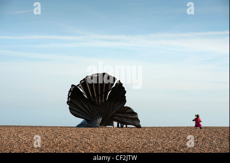 Maggi Hamblings "Jakobsmuschel", eine Skulptur, Komponisten Benjamin Britten in Aldeburgh, Suffolk, England zu feiern. Feb 2012. Stockfoto