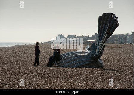 Maggi Hamblings "Jakobsmuschel", eine Skulptur, Komponisten Benjamin Britten in Aldeburgh, Suffolk, England zu feiern. Feb 2012. Stockfoto