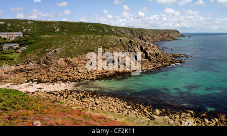 Panoramablick auf Porthgwarra Cove, einem kleinen Küstenstadt Weiler auf der kornischen Küste. Stockfoto