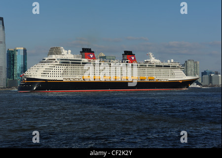 Am 28. Februar 2012, Disney Fantasy machte ihr Mädchen rufen auf New York City. Sie gedünstet auf dem Hudson River nach Midtown Manhattan. Stockfoto