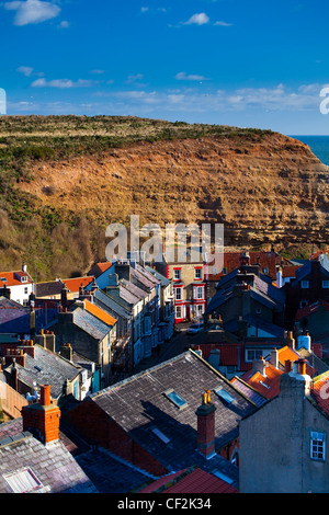 Blick hinunter auf den Dächern und Schornstein von der alten Stadt Staithes, befindet sich in North York Moors National Park. Stockfoto