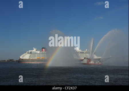 Von drei vierzig drei Löschboot begrüßt, bezahlt Disney Fantasy ihre Jungfernfahrt Forderung auf New York City am 28. Februar 2012. Stockfoto