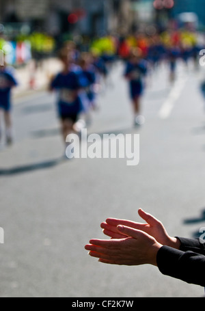 Ein Zuschauer applaudieren Läufer an den London-Marathon teilnehmen. Stockfoto