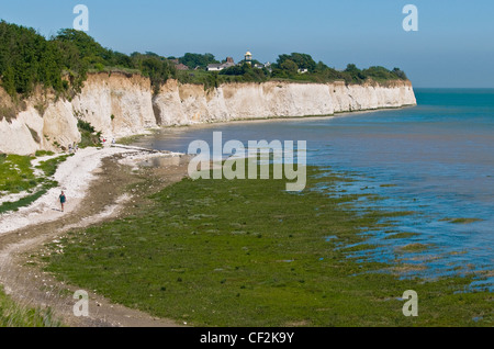 Menschen zu Fuß unter den Kreidefelsen in Pegwell Bay durch den englischen Kanal. Stockfoto