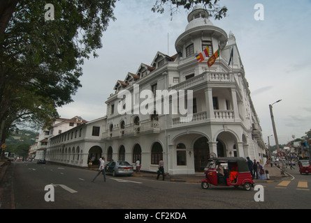 die kolonialen Queens Hotel und der Innenstadt in Kandy, Sri Lanka Stockfoto